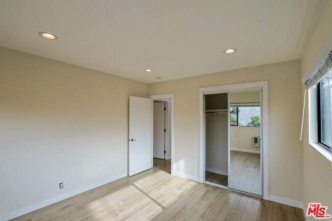 Building Photo - 1277 W 23rd St