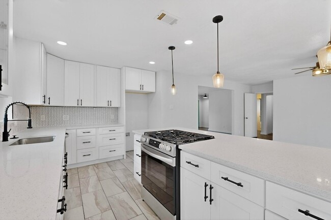 Building Photo - 2812 San Medina Ave