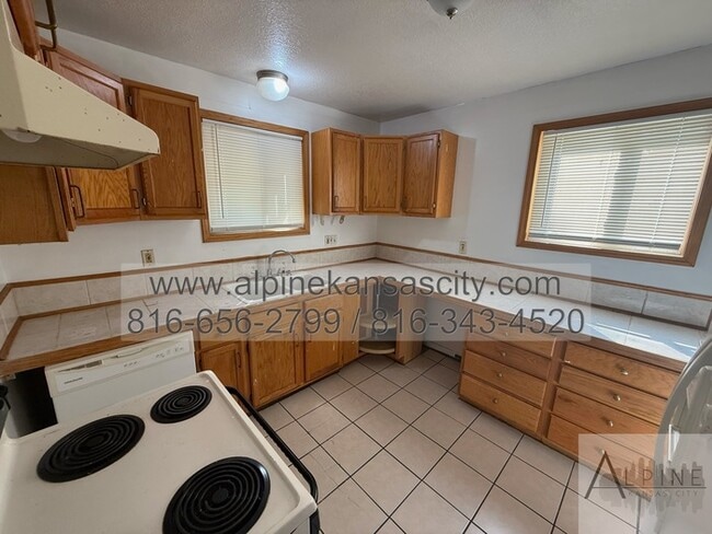 Building Photo - Super Affordable HOUSE In Center School Di...