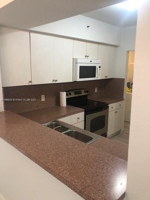 Building Photo - 9300 Fontainebleau Blvd