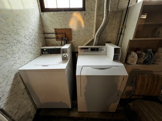 Building Photo - 158 Holland St