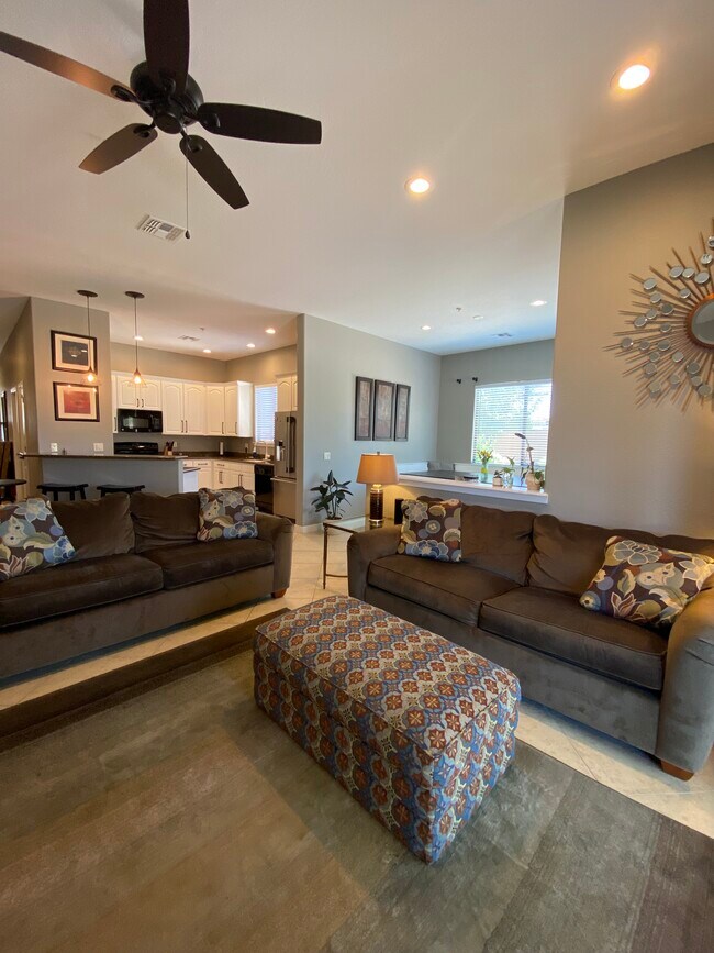 Open living space - 4241 N Pebble Creek Pky
