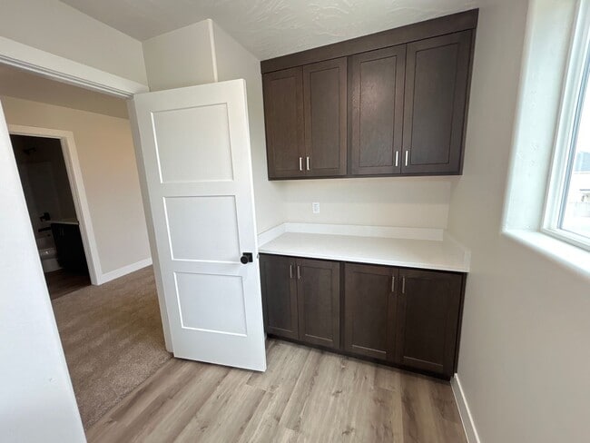 Building Photo - Beautiful Townhome!