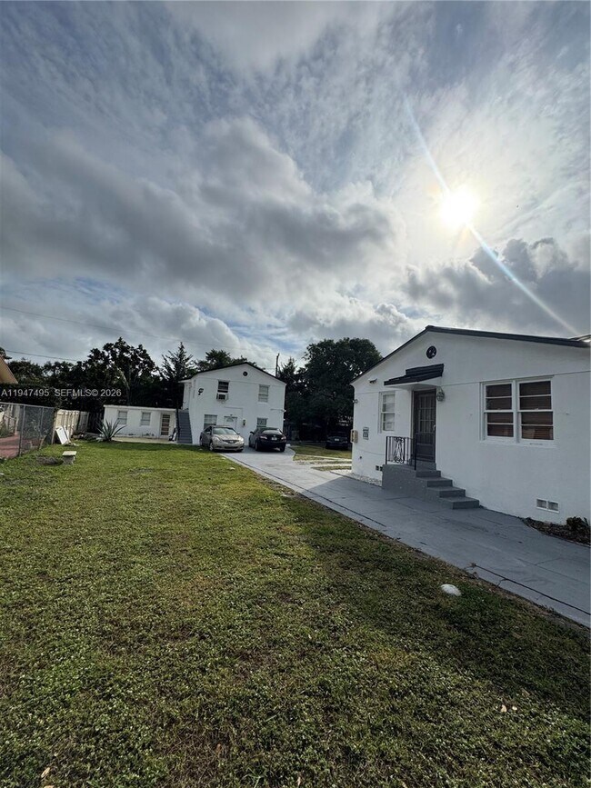 Building Photo - 921 N 17th Ct