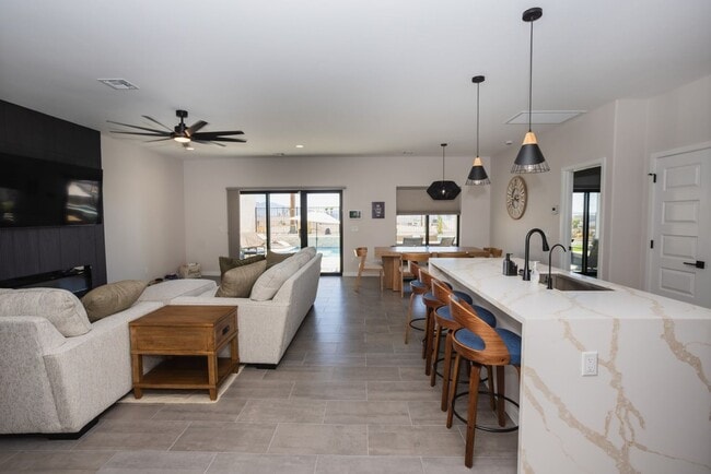 Building Photo - VR - 881 Pueblo Dr