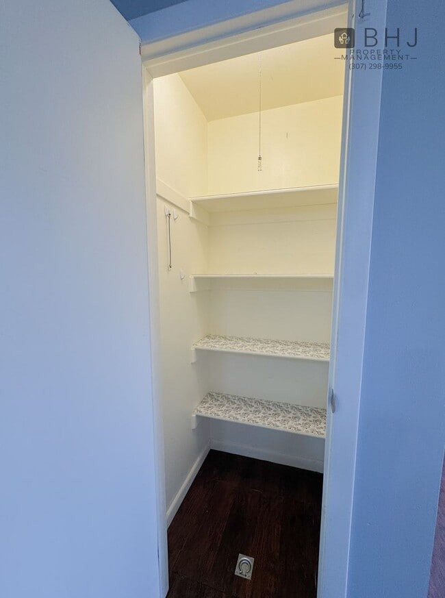 Building Photo - Pet Friendly 2 bed/ 2 bath single family h...