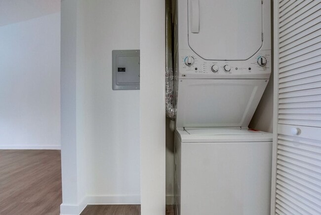 Interior Photo - 435 W. Regent St