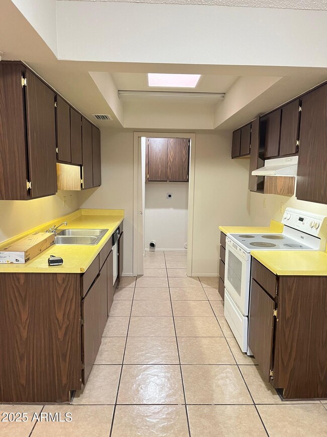 Building Photo - 6010 W Augusta Ave