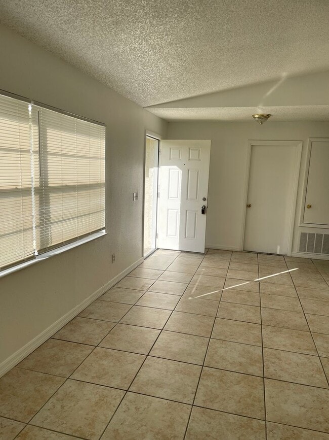 Building Photo - Spacious 4/2 home with 2 car garage Availa...