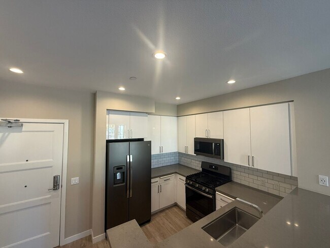 Building Photo - 355 N Cleveland St