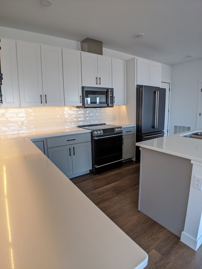 Building Photo - 300 S Clinton St