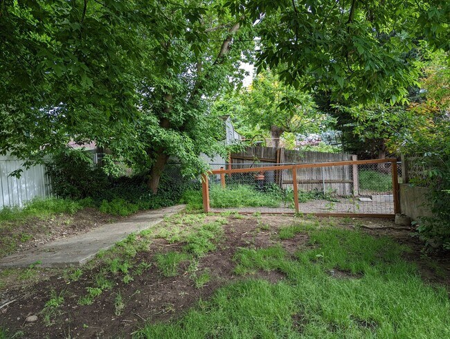 Building Photo - Luxurious 4 bedroom 2 bath house with river view - pet-friendly!