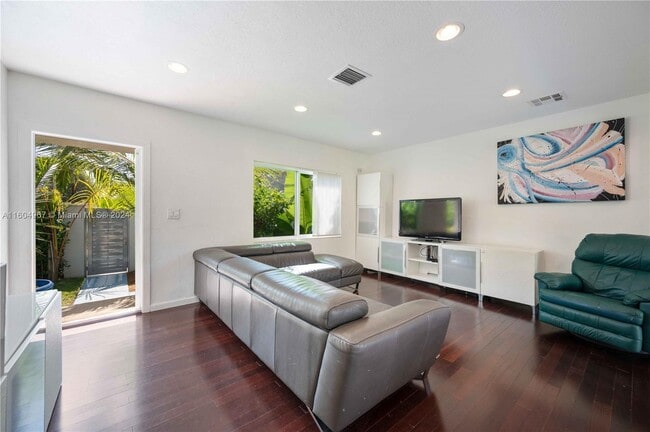 Building Photo - 2401 SW 26th St