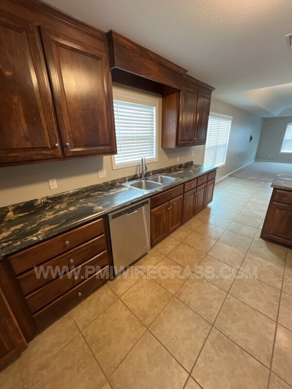 Building Photo - 214 Winterberry Way