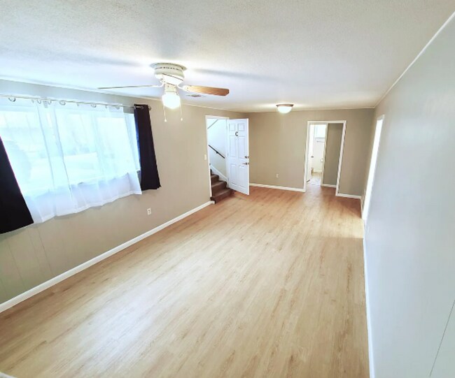 Building Photo - 2 Bed 1 Bath in Edgewater!