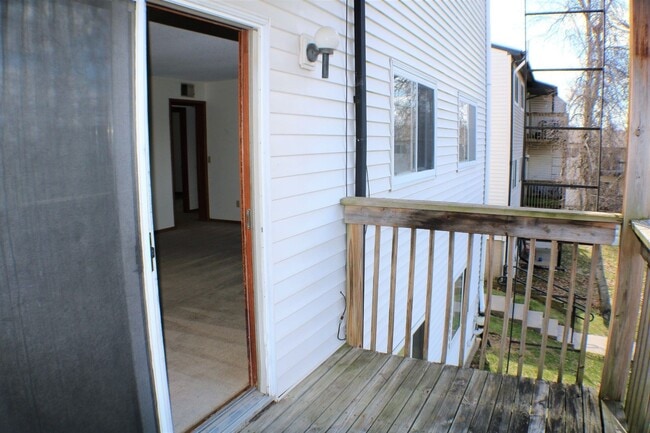 Building Photo - 728 Westwinds Dr