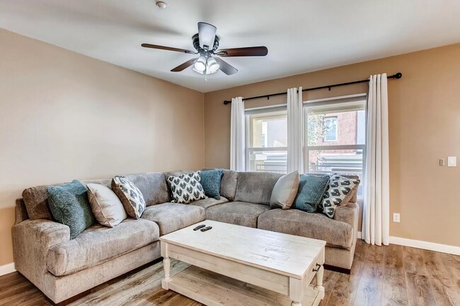 Building Photo - Furnished large and modern condo