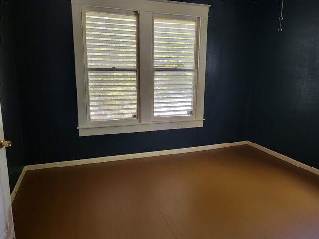 Building Photo - 4401 Ave Q 1/2