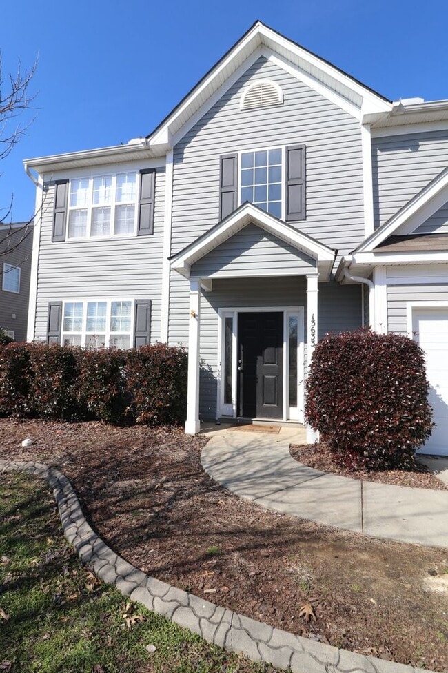 Building Photo - Well maintained 3 bedroom 2.5 bath home ne...