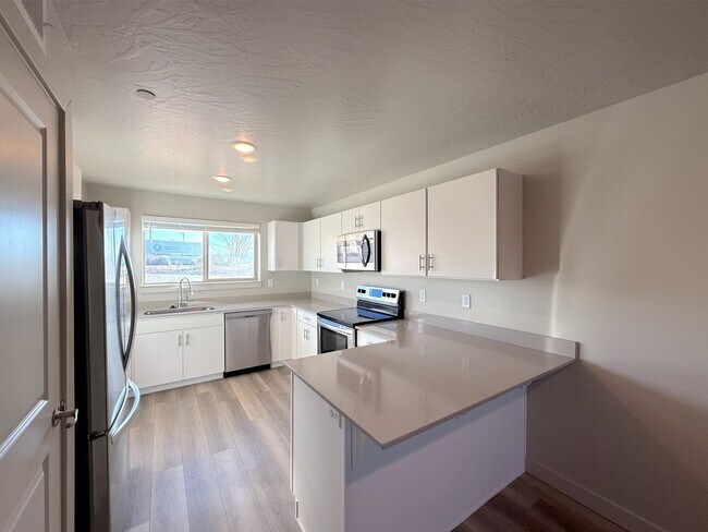 Building Photo - 2 bed, 1 bath Condo