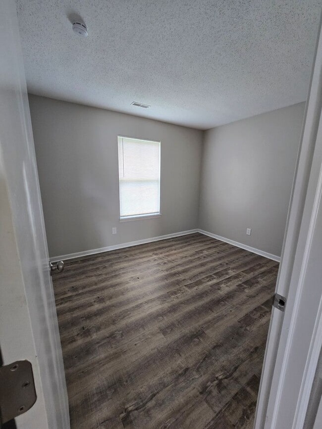 Building Photo - Three Bedroom Ranch Style Home Located in ...