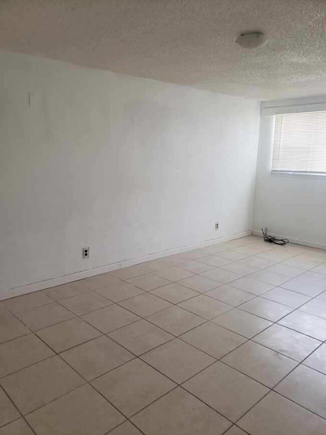 Building Photo - 3 bedroom 2 bath Single family home locate...