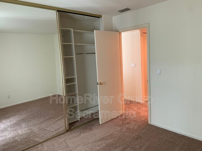 Building Photo - 202 Red Oak Ct