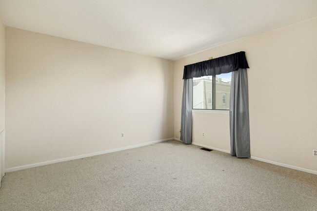 Building Photo - Beautiful Bella Vista Three Bedroom Townhome with Parking