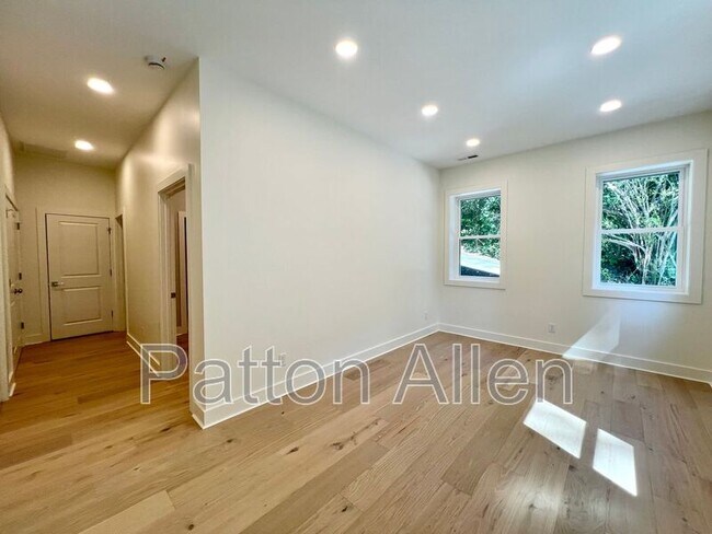 Building Photo - 10 Deaver Park Cir