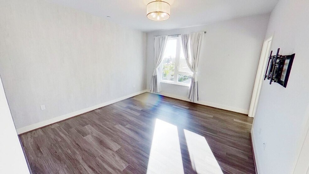Building Photo - 5933 Sunstone Dr