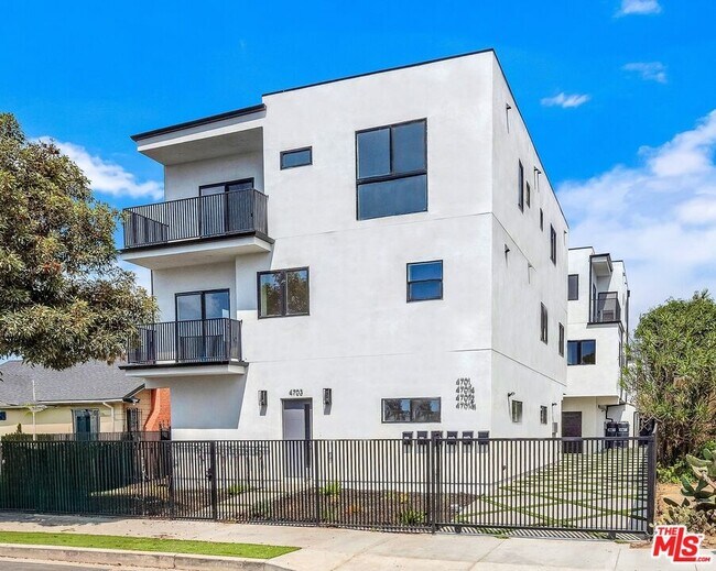 Primary Photo - 4703-4704 Saturn St