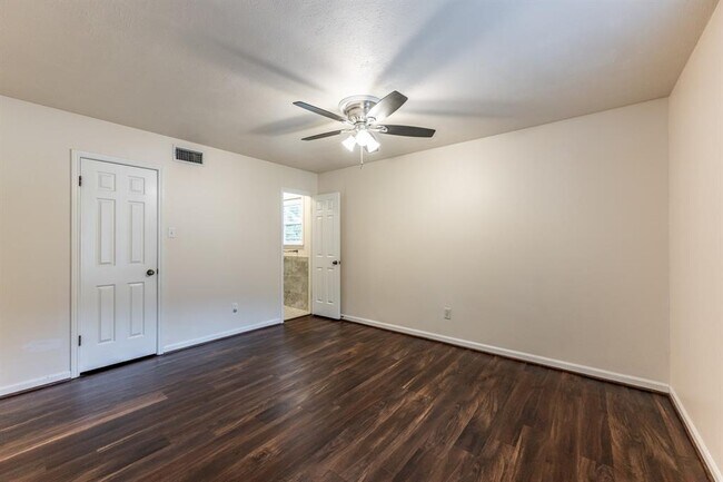 Building Photo - 1006 Amesbury Ct