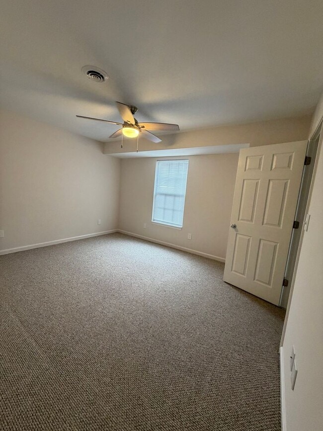 Building Photo - Spacious 2-Bedroom Townhouse with Garage