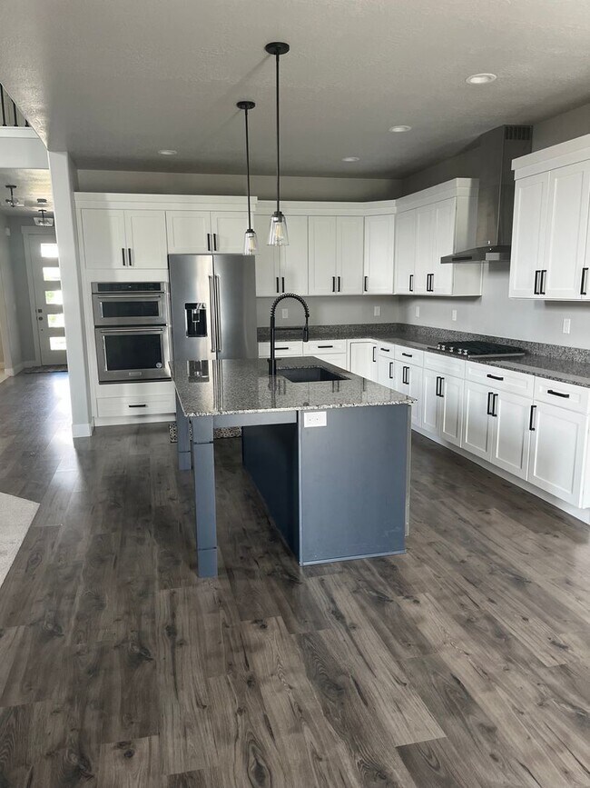Building Photo - Three Bed, Two and Half Bath Home in Eagle Mountain