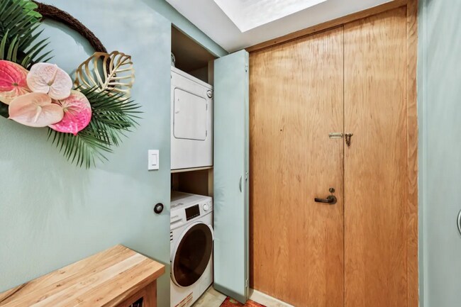 Building Photo - Prime Gold Coast Lovely 1BD/1BA