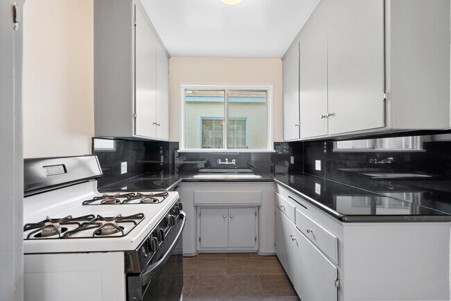 Building Photo - 4820 Inglewood Blvd