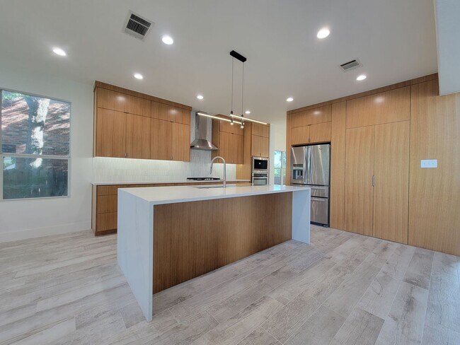 Building Photo - 405 Darkwoods Dr