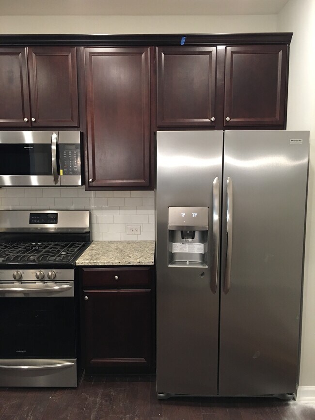 Building Photo - 1256 Elderwood Way