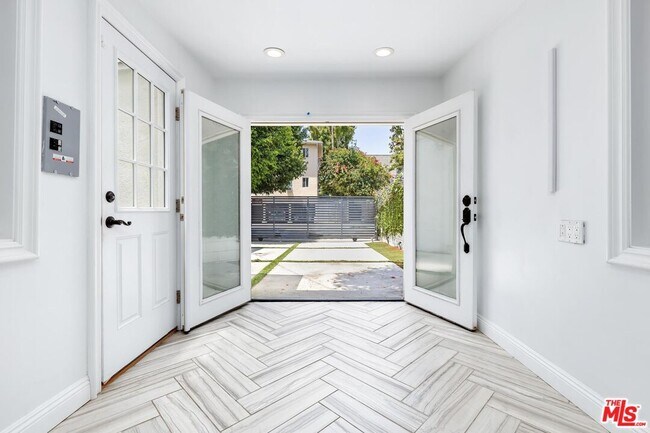 Building Photo - 7614 Willoughby Ave