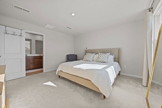 Building Photo - 160 Day Song Ct