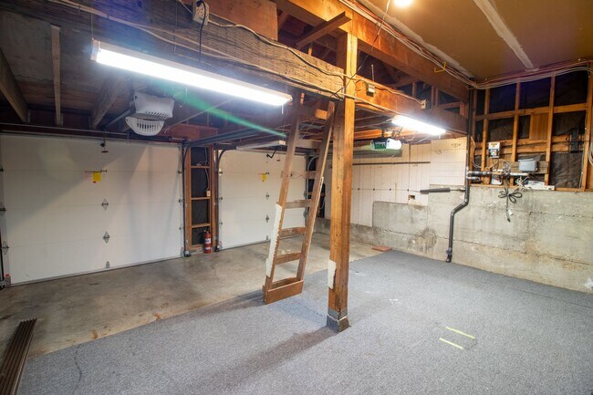 Building Photo - 5Bd/2.5Ba Redmond Home