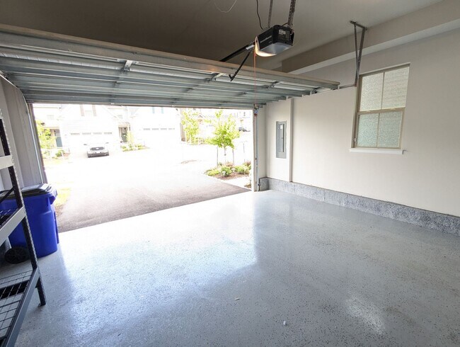 Building Photo - Stunning villa in the Harrison Terrace com...