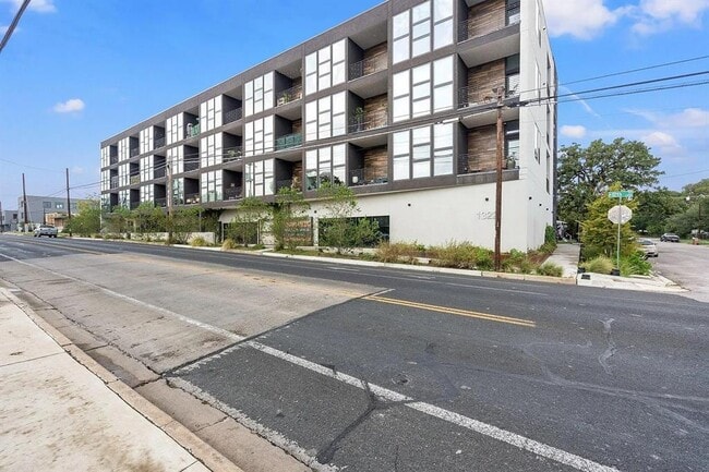 Building Photo - 1322 E 12th St
