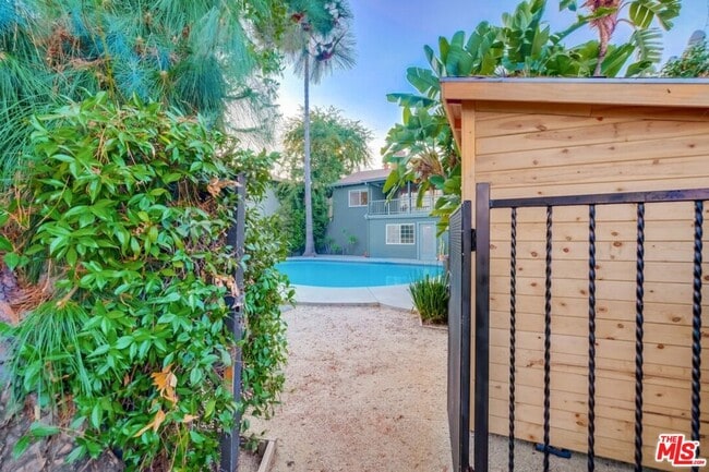 Building Photo - 1328 Linda Rosa Ave
