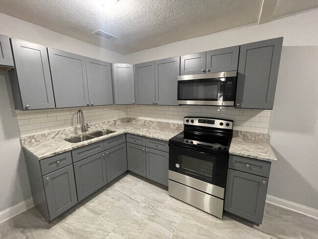 Building Photo - 4/2 Single Family Home : Available Now!