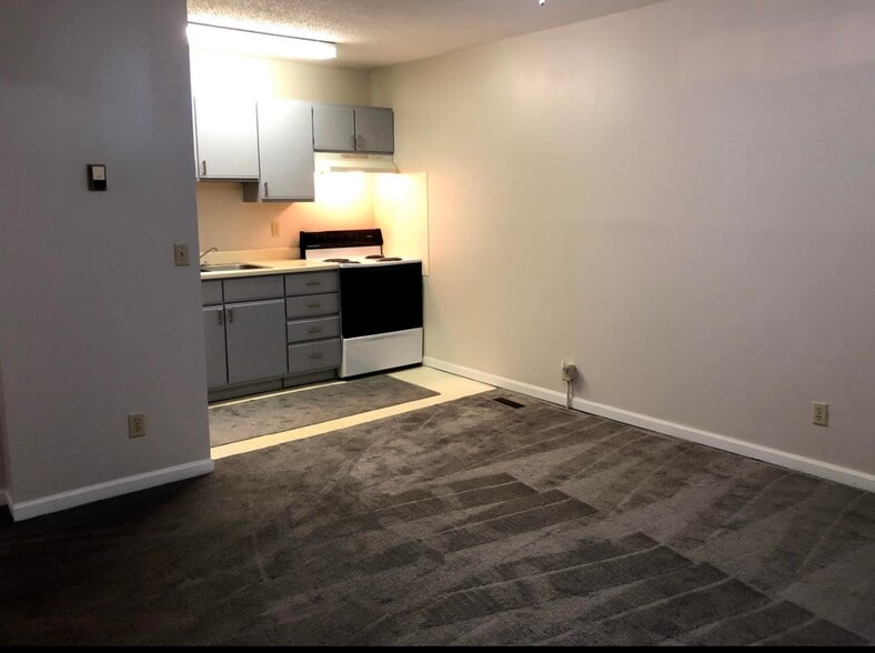 Primary Photo - 124 E Main St