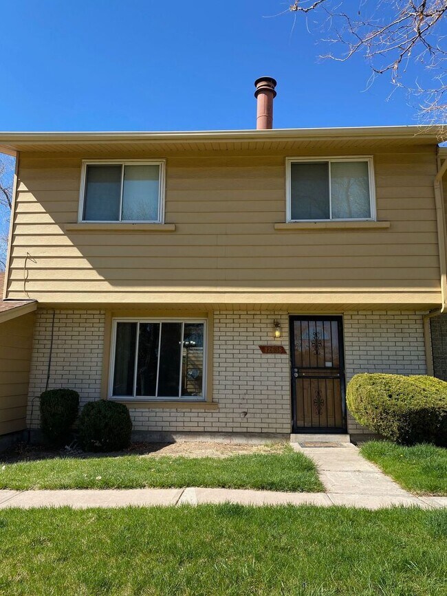 Primary Photo - Amazing 3 Bed / 2.5 Bath Townhome in 1st V...