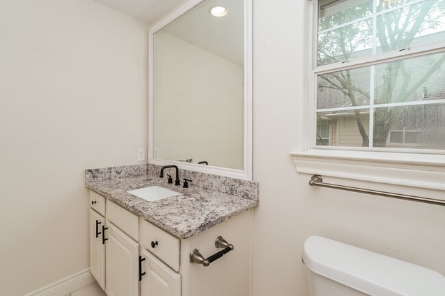 Building Photo - 2605 Cheshire Oaks Dr