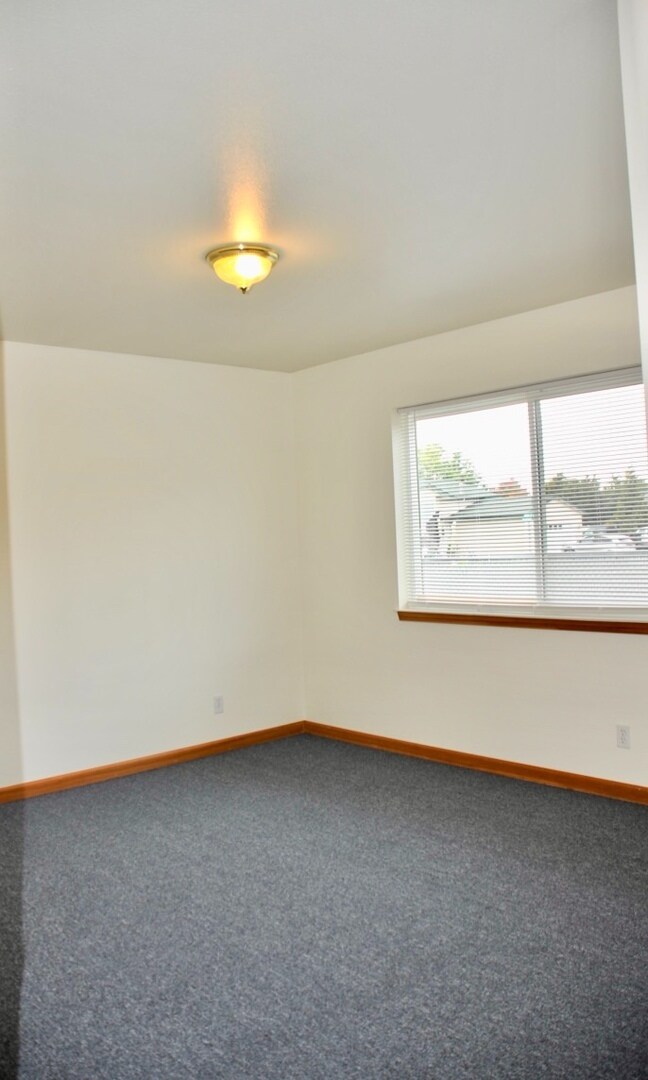 Building Photo - 2 bed 1 bath duplex