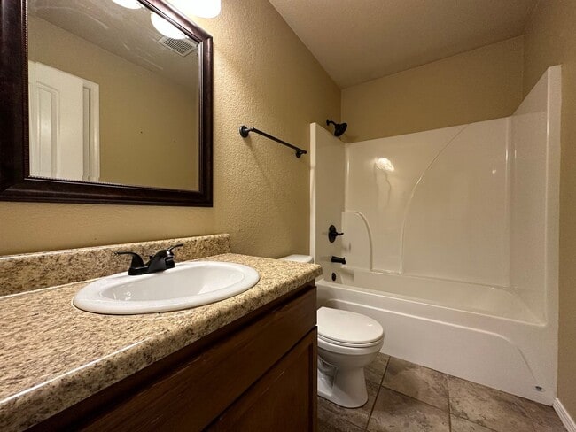 Building Photo - Beautiful Living: 3 Bed, 2 Bath Home with ...